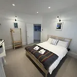 Centrally Located Stunning 3Bed 2Bath Se1