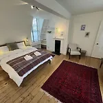 Centrally Located Stunning 3Bed 2Bath Se1